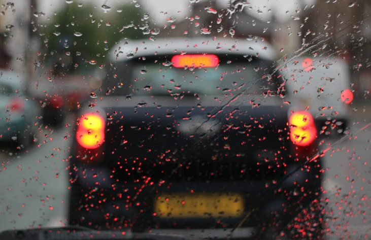 How to Drive in the Rain to Avoid Traffic Accidents